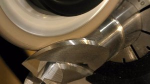 Заточка фрезы по основному углу спирали и торцу на станке FSM-CNC ООО "Каиндл-Техник"