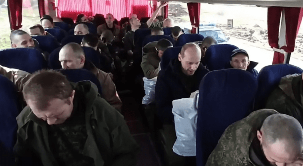 Теперь в безопасности: самолет с освобожденными из украинского плена бойцами прибыл в Москву