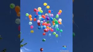 Выпускаем в небо много воздушных шариков .