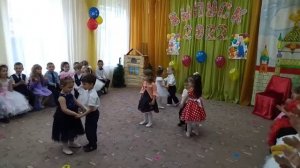 танец малышей на выпускном празднике