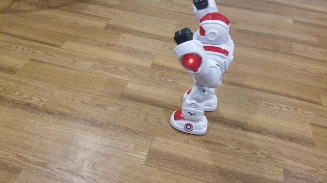 Робот на радиоуправлении Play Smart Робовоин ходит, танцует, стреляет дисками, с подсветкой смотреть онлайн