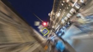 Прогулка по Невскому проспекту ночью в Санкт-Петербурге. Народу как днём.