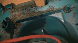 Bosch Rotak 43.Очистка газонокосилки после сезона использования.