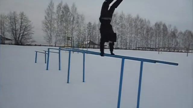 Ходьба на руках (на брусьях) смотреть онлайн