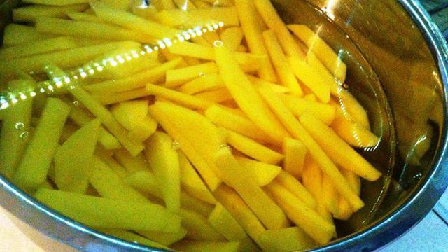Жаренный картофель с луком и чесноком на сале