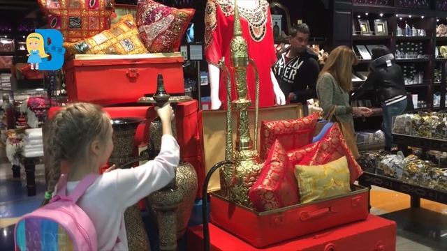 Влада в аэропорту в Дубае выбирает сувениры и сладости в Duty Free