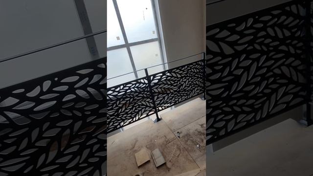 Дизайнерская лестница с ограждениями из листа металла смотреть онлайн