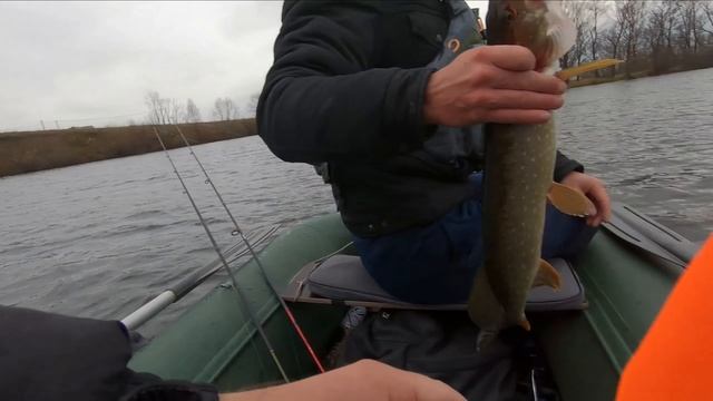 Спиннинг поздней осенью на воблеры смотреть онлайн