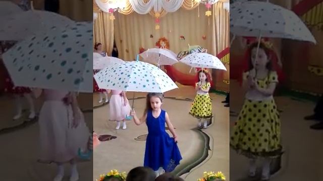 Танец с зонтиками в детском саду