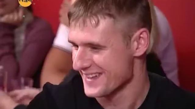 Декольте у ведущей