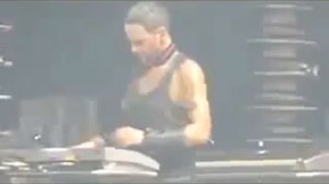 Paul Landers играет на пионино Rammstein