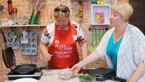 Двухстороння сковорода с защелкой. Жарим крылышки с фасолью.