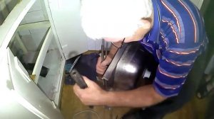 Демонтаж не сьемного смесителя на кухне. Срезаем болгаркой.