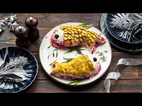 Селедка под шубой с солеными огурцами в оригинальной подаче