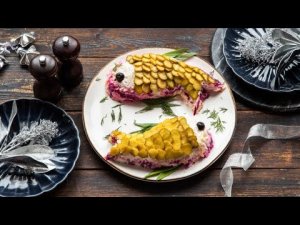 Селедка под шубой с солеными огурцами в оригинальной подаче