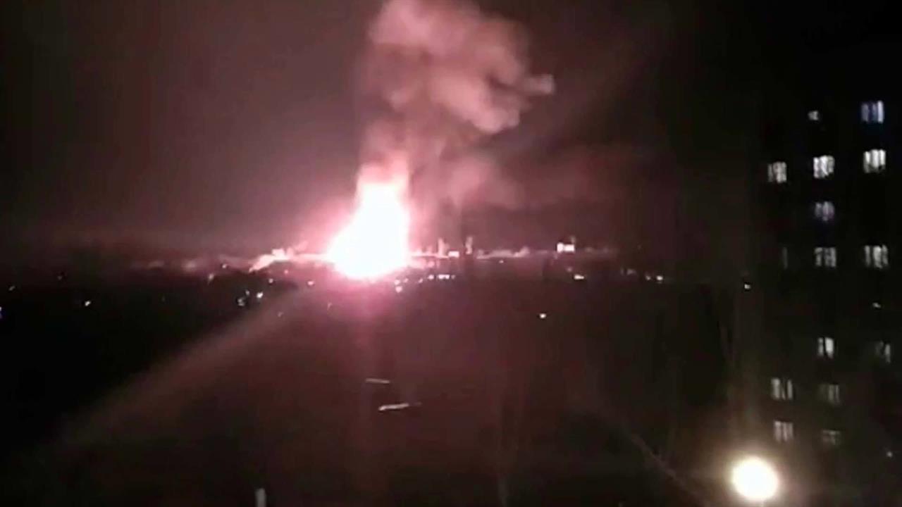 Следователи разбираются в причинах крупного пожара...овом заводе, в котором погиб пожарный-спасатель