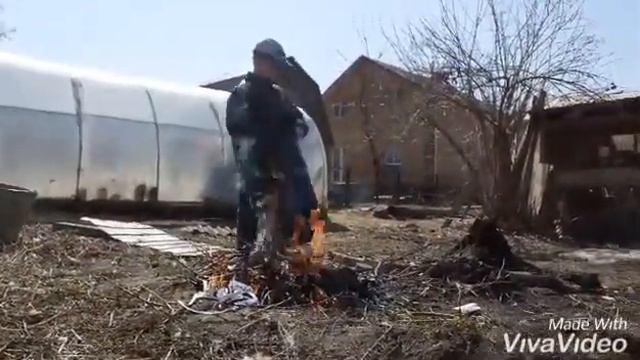 #праздник огня. #Костёр из рисунков и обрезков. Серафим сжигает бумажный #мусор. смотреть онлайн