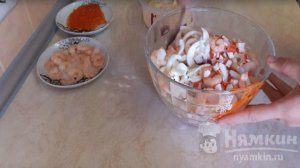 Салат с морепродуктами и красной икрой