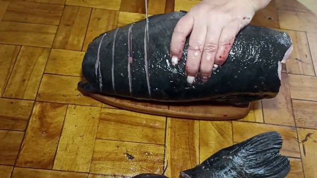 Стейк из сома на сковороде гриль.mp4 смотреть онлайн