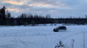 Pajero Sport 2 на полном приводе. Дрифт по снегу на озере.