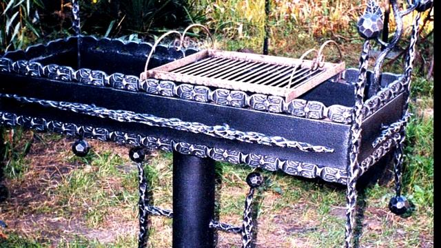 Хороший мангал на садовом участке смотреть онлайн