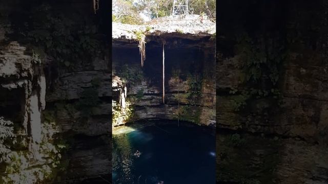 Сенот на полуострове Юкотан в Мексике. Бездна с кристально чистой водой. (Cenote, Ykotan, Mexico)