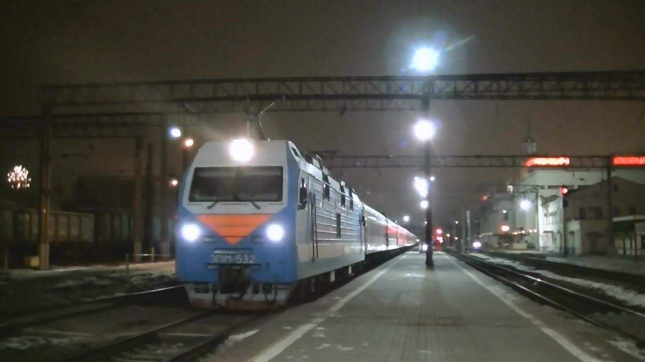 "Под залпы фейерверков" // ЭП1М-532 с поездом №682 Адлер - Ростов-на-Дону и приветливый помощник смотреть онлайн