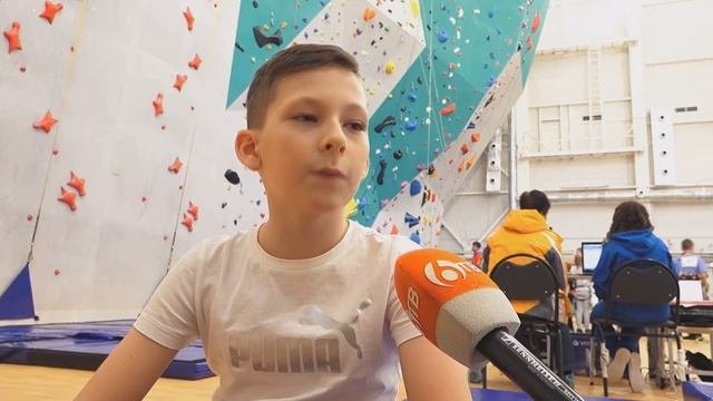 Скалолазы Комсомольска приняли участие в соревнованиях на новом скалодроме