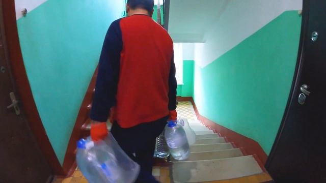 Заказали во ВкусВилл 100 бутылок по 6 литров на 5 этаж БЕЗ ЛИФТА / Оптимальный смотреть онлайн