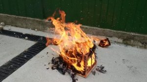 Домик горит (игрушечный из фанеры)