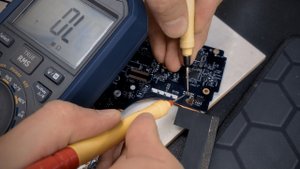 Ремонт дырявого ультрабука Dell…Завонял во время работы…