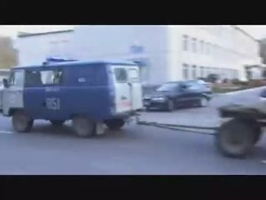 Конская телега запряженная в дежурную милицейскую машину.