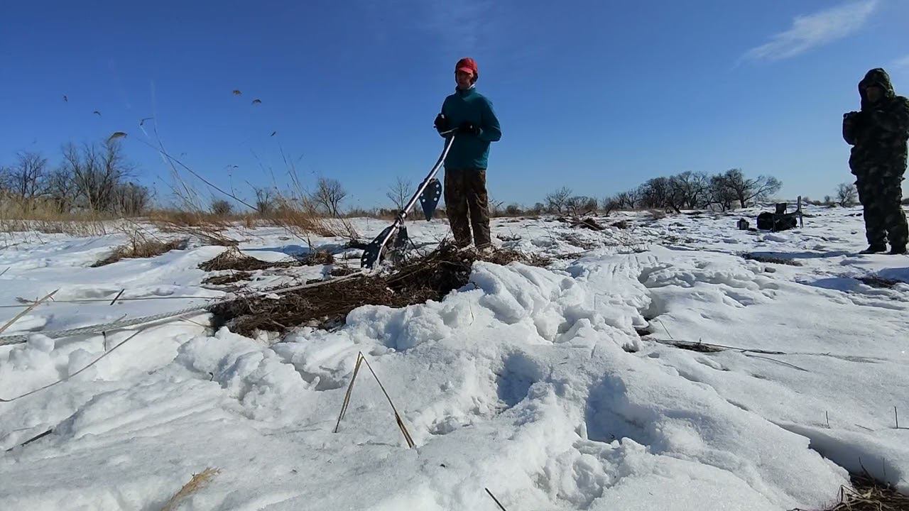 эксперимент  с  якорем  лопатой  на  мерзлоте