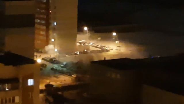 Жесть Новый год 2018 снаряды салюта попадают на машины смотреть онлайн