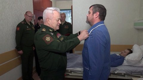 Нашим военным, которые были ранены при защите респ...асса, вручены ордена Мужества и медали Суворова