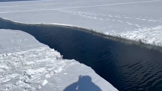 Припай с рыбаками уносит в море у берегов Сахалина - на место выдвинулись спасатели смотреть онлайн