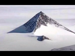 Антарктида Пирамиды. Новая Швабия. Здесь предположительно укрылись последователи Гитлера в 1945.