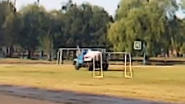 Полив футбольного поля стадиона СДЮШОР-2 в Калинковичах. смотреть онлайн