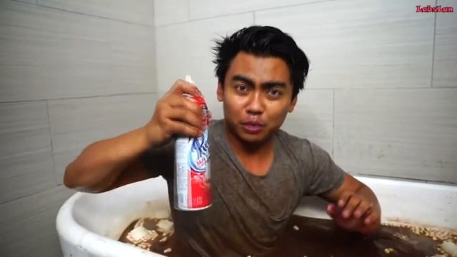 НАПОЛНИЛ ВАННУ ГОРЯЧИМ ШОКОЛАДОМ !!! ( Guava Juice - на русском ) смотреть онлайн