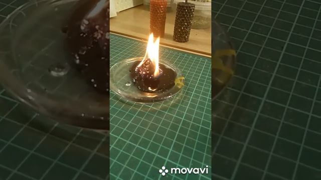 Как горит свеча из вощины с травами