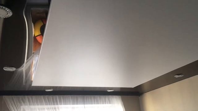 Матовый белый натяжной потолок в коричневом глянцевом через разделитель. Зал в японском стиле. смотреть онлайн