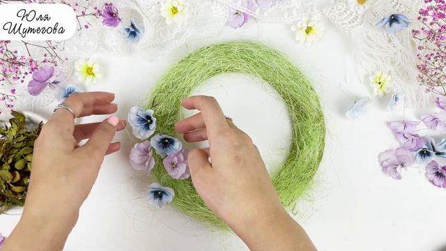Кольцо из картона украсила цветами и листиками. Получился роскошный декор для дома своими руками?