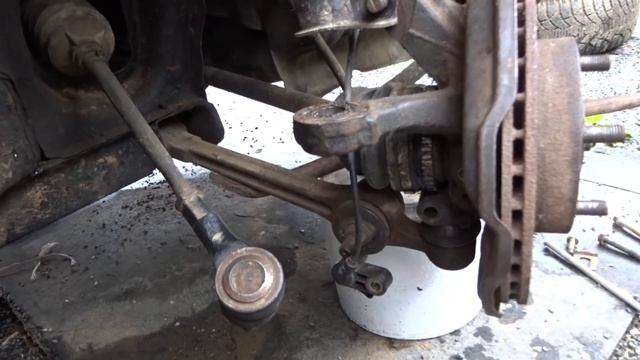 Сменили всю ходовку, а всё равно что то стучит? Меняйте поворотный кулак!!! смотреть онлайн