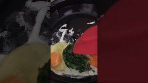 Яичница со шпинатом