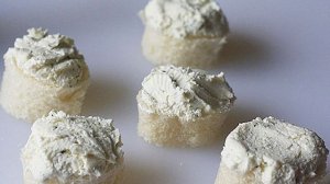 Канапе на шпажках с салями