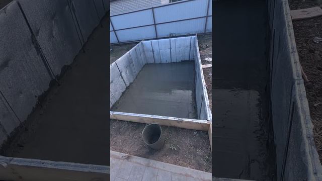 Заливка бетонного пола в будущем бассейне.