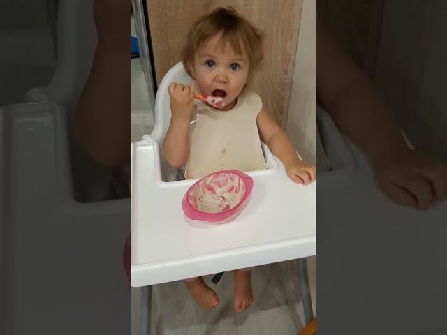 Василиса сама ест кашу смотреть онлайн