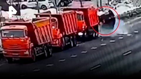 Жесткое столкновение: легковушка влетела в грузовые авто "КАМАЗ" на огромной скорости / РЕН Новости