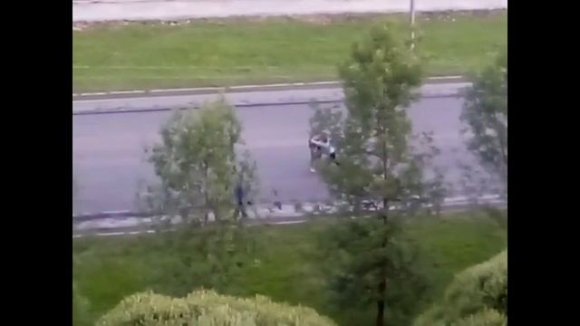 В Великом Новгороде подрались двое тучных пьяных мужчин смотреть онлайн
