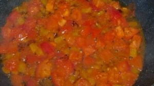 Яичница с тушенкой и овощами